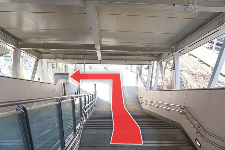 エスカレーター（階段）を下りて左折します