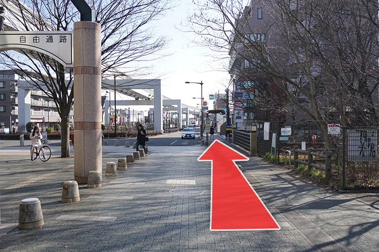 多摩モノレールを左手に歩道を直進します