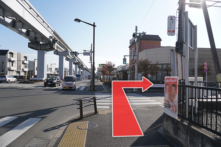 横断歩道を渡り、ピーコックストア玉川上水店さんの角を右折します