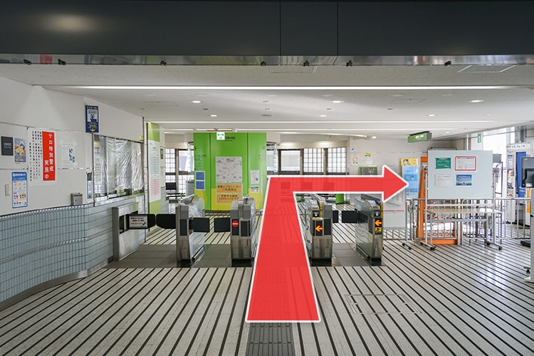 改札を出て右折します