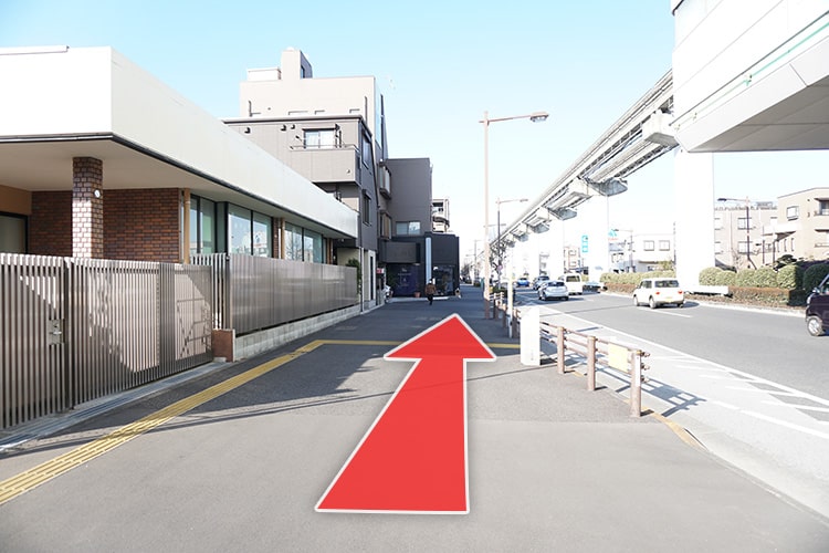 多摩モノレールを右手に歩道を直進します