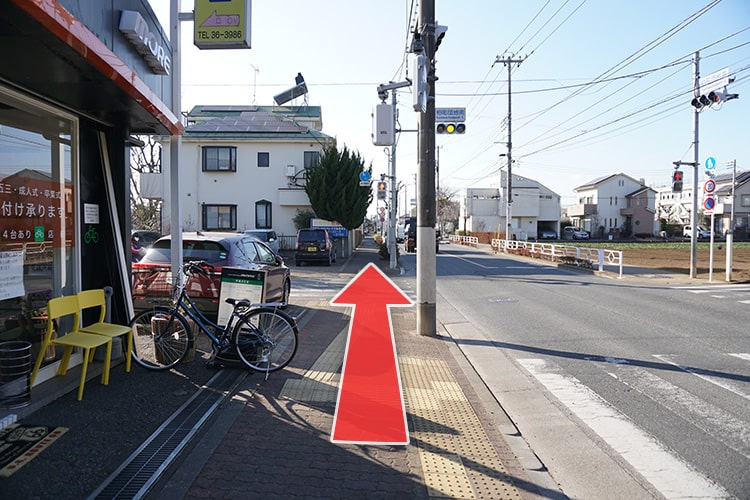 道路を右手に直進します