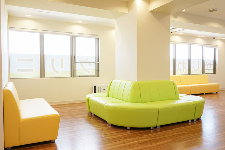 広々とした待合室で安心です